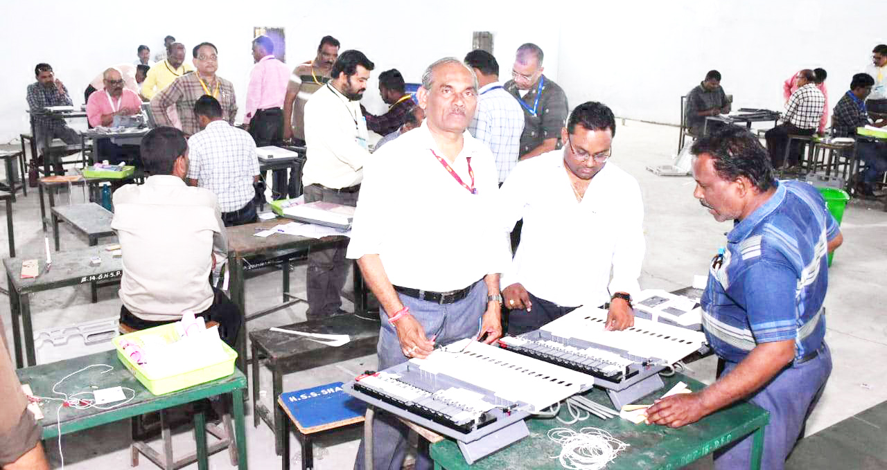 ईव्हीएम मशीनों की कमिशनिंग