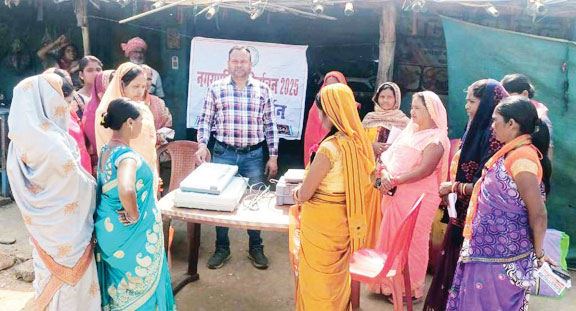 वार्डों में ईवीएम का प्रदर्शन