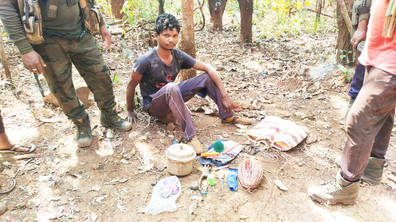 कैम्प के खुलते ही आईईडी लगाने पहुंचा युवक, गिरफ्तार