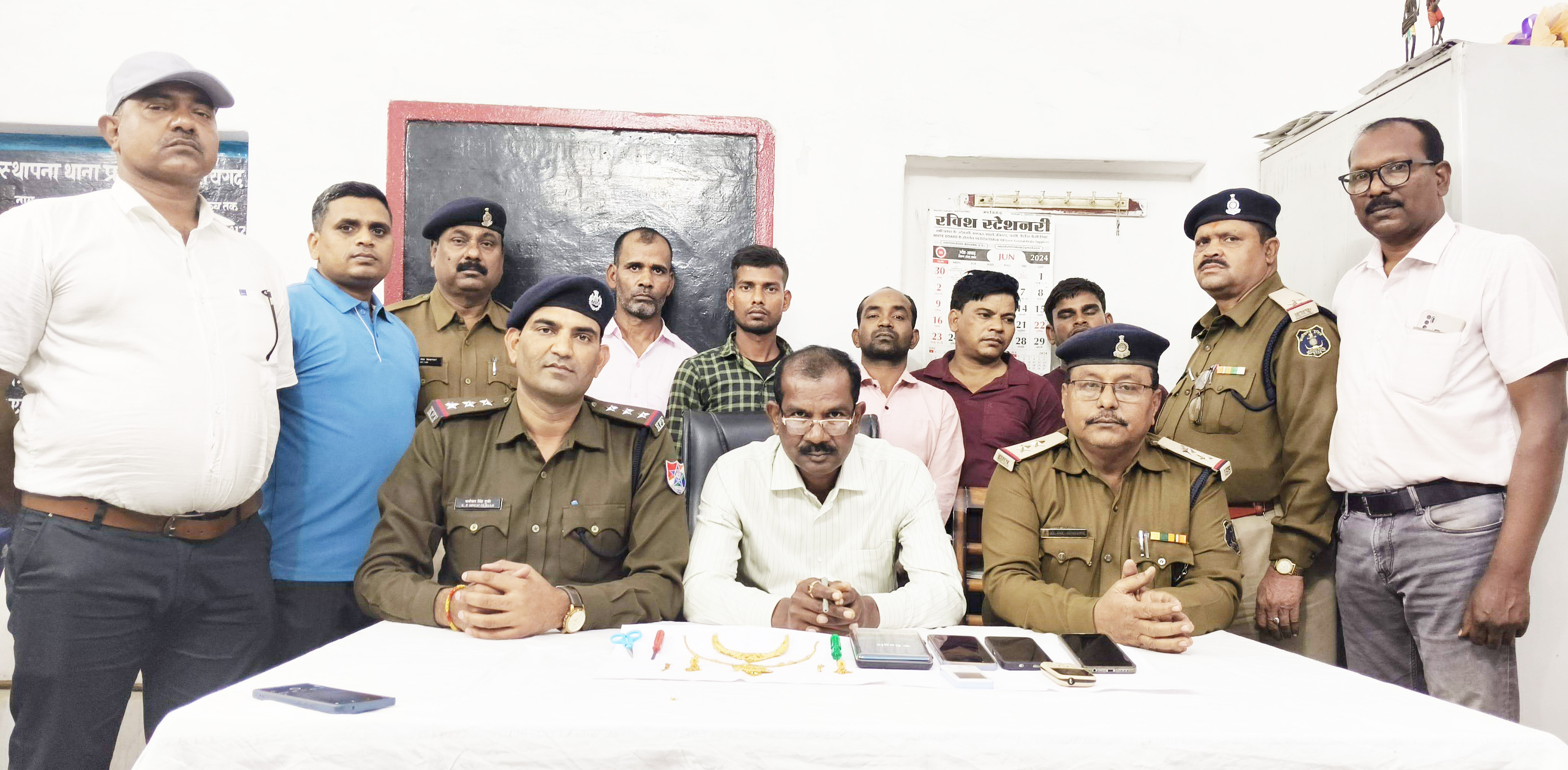 चलती ट्रेन में चोरी के अंतरराज्यीय गिरोह के 5 आरोपी बंदी, लाखों के जेवरात बरामद चलती ट्रेन में चोरी के अंतरराज्यीय गिरोह के 5 आरोपी बंदी, लाखों के जेवरात बरामद