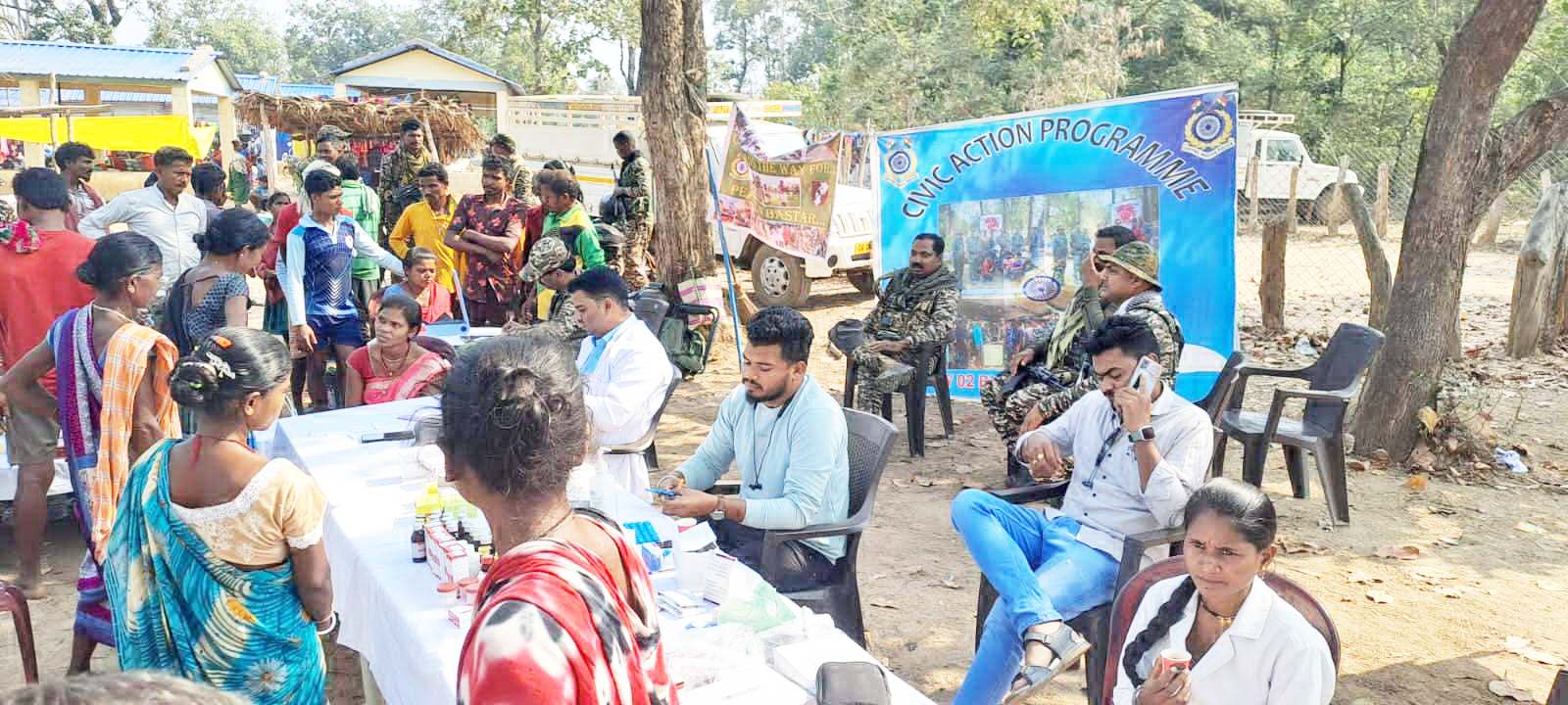 नक्सल प्रभावित क्षेत्र एलमागुण्डा में साप्ताहिक बाजार में मेडिकल कैंप 