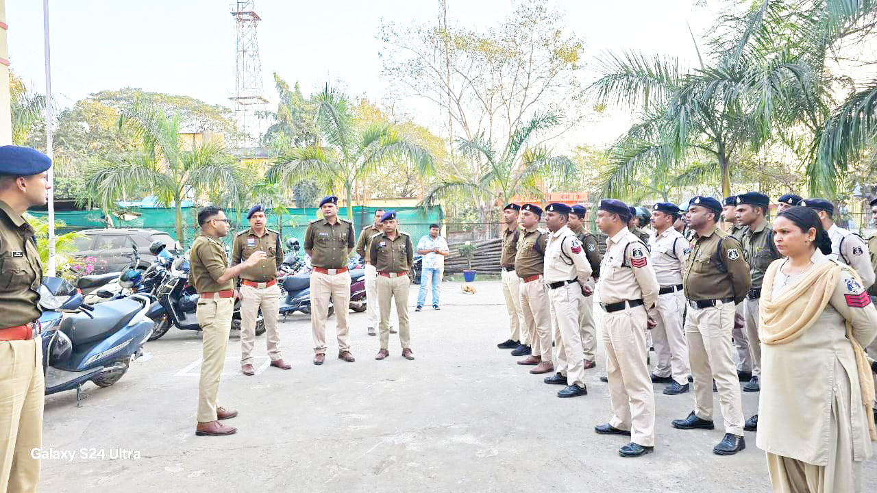 म्युनिसिपल चुनाव से पहले पुलिस ने निकला फ्लैग मार्च म्युनिसिपल चुनाव से पहले पुलिस ने निकला फ्लैग मार्च