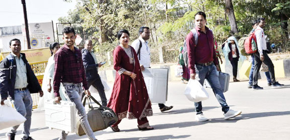 मतदान दल रवाना