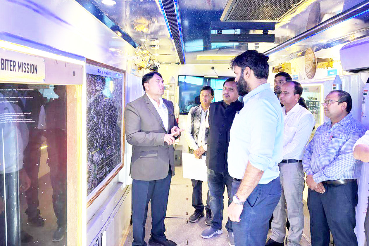 ‘स्पेस ऑन व्हील्स’ में इसरो से वैज्ञानिक डॉ. श्रीनिवास पहुंचे जशपुर