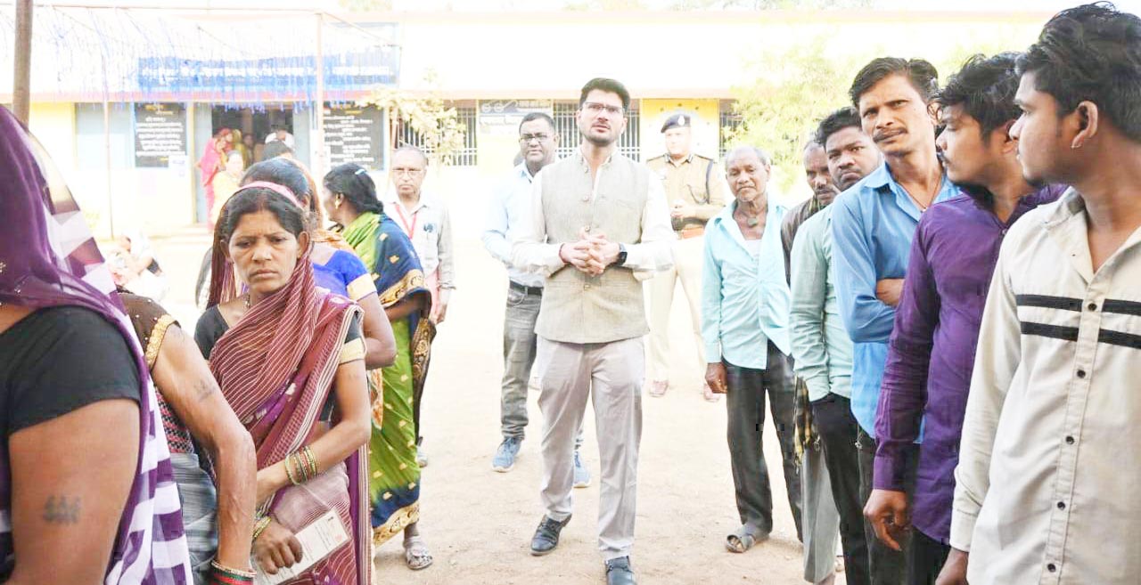 कलेक्टर-एसपी ने मतदान केंद्रों क़ा लिया जायजा