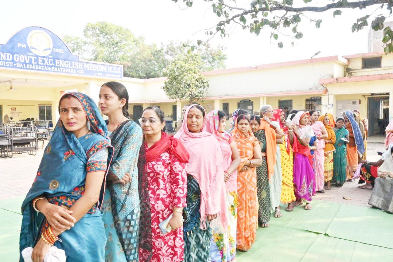 शहर सरकार चुनने लंबी कतारें, मतदाताओं में उत्साह