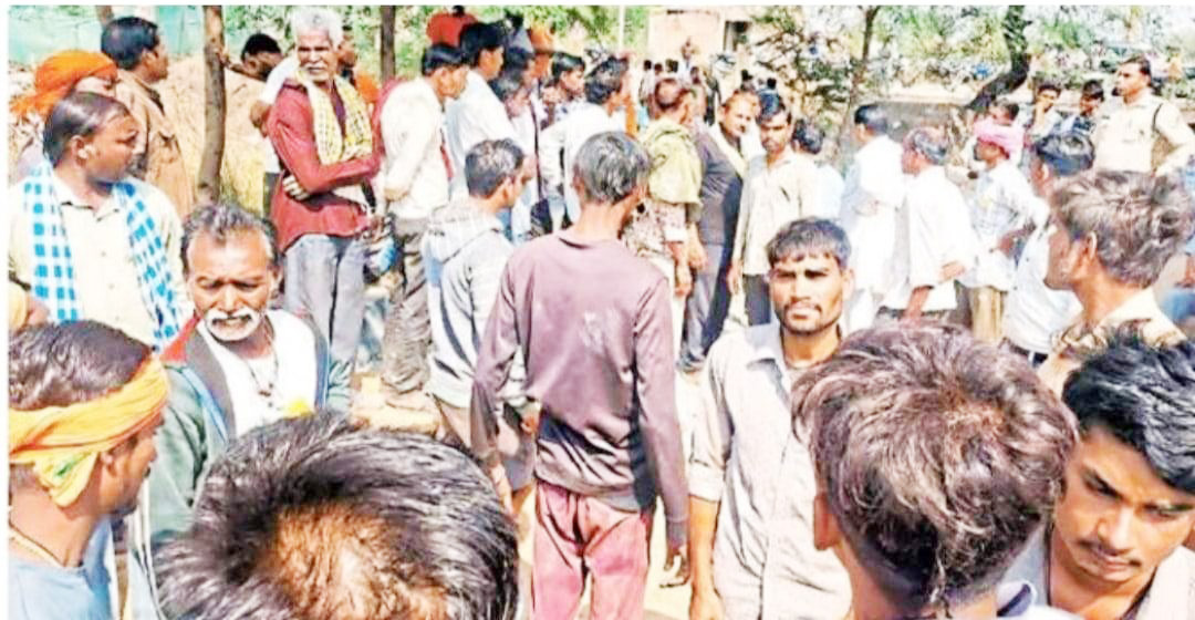 बिजली के लिए किसानों  ने घेरा मारो सब स्टेशन