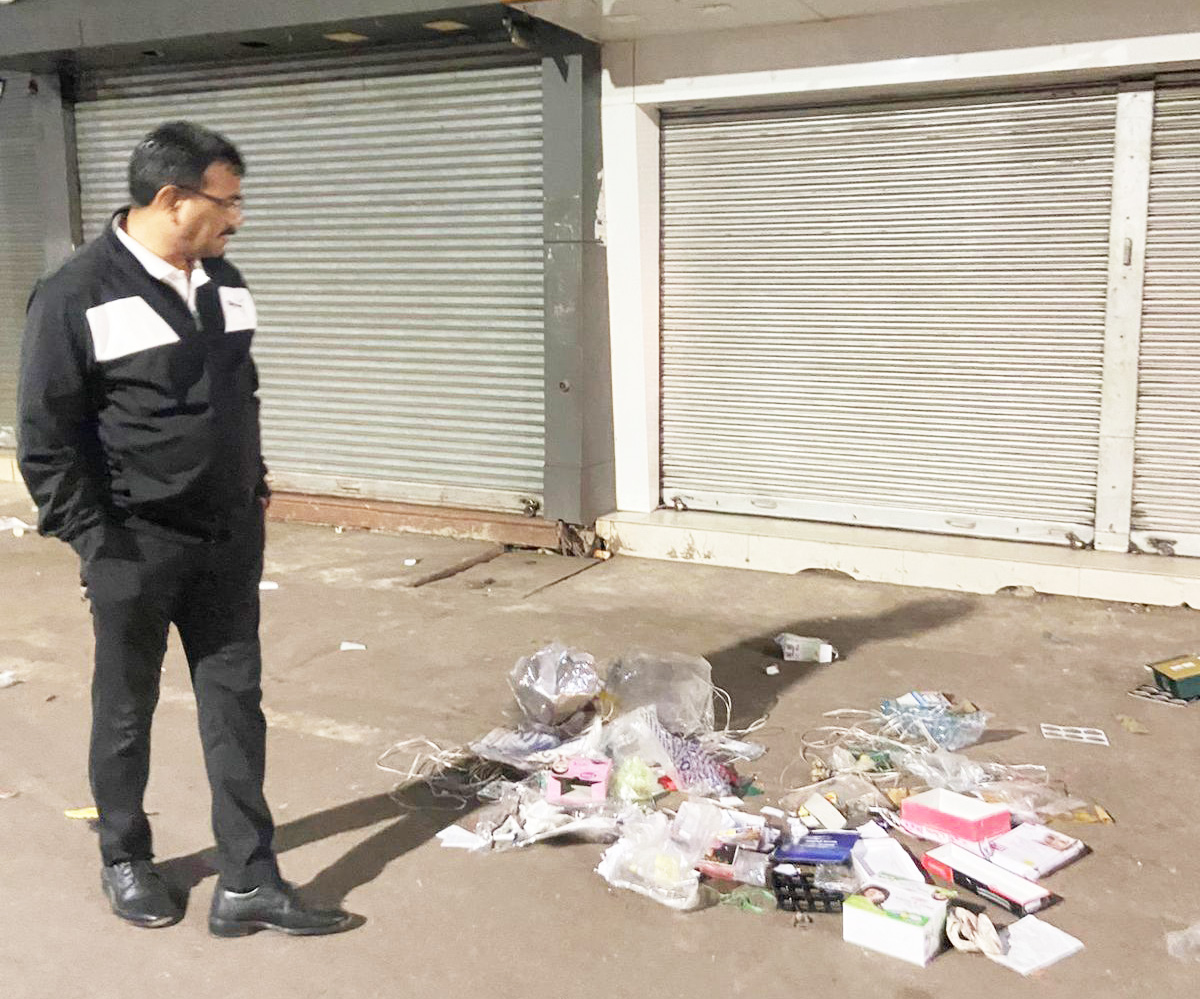 दो दुकानदारों पर जुर्माना