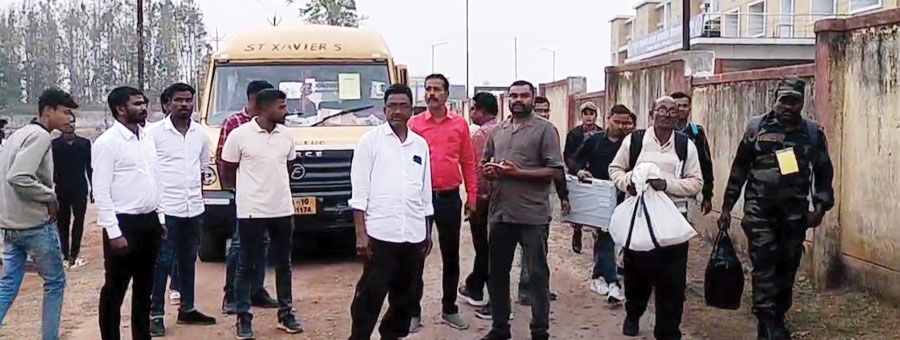 भाजपा प्रत्याशियों ने समर्थकों के साथ मतदान दल को स्ट्रांग रूम तक पहुंचाया