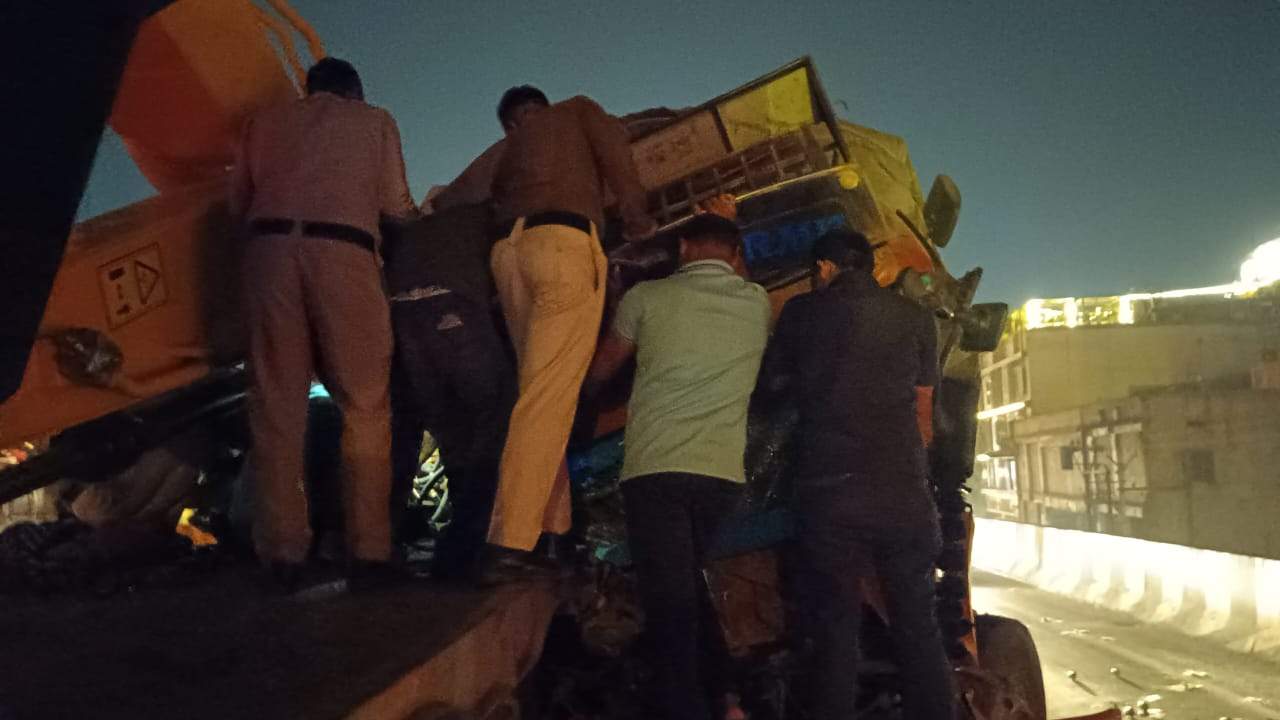फ्लाई ओवर पर ट्राला से ट्रक टकराया