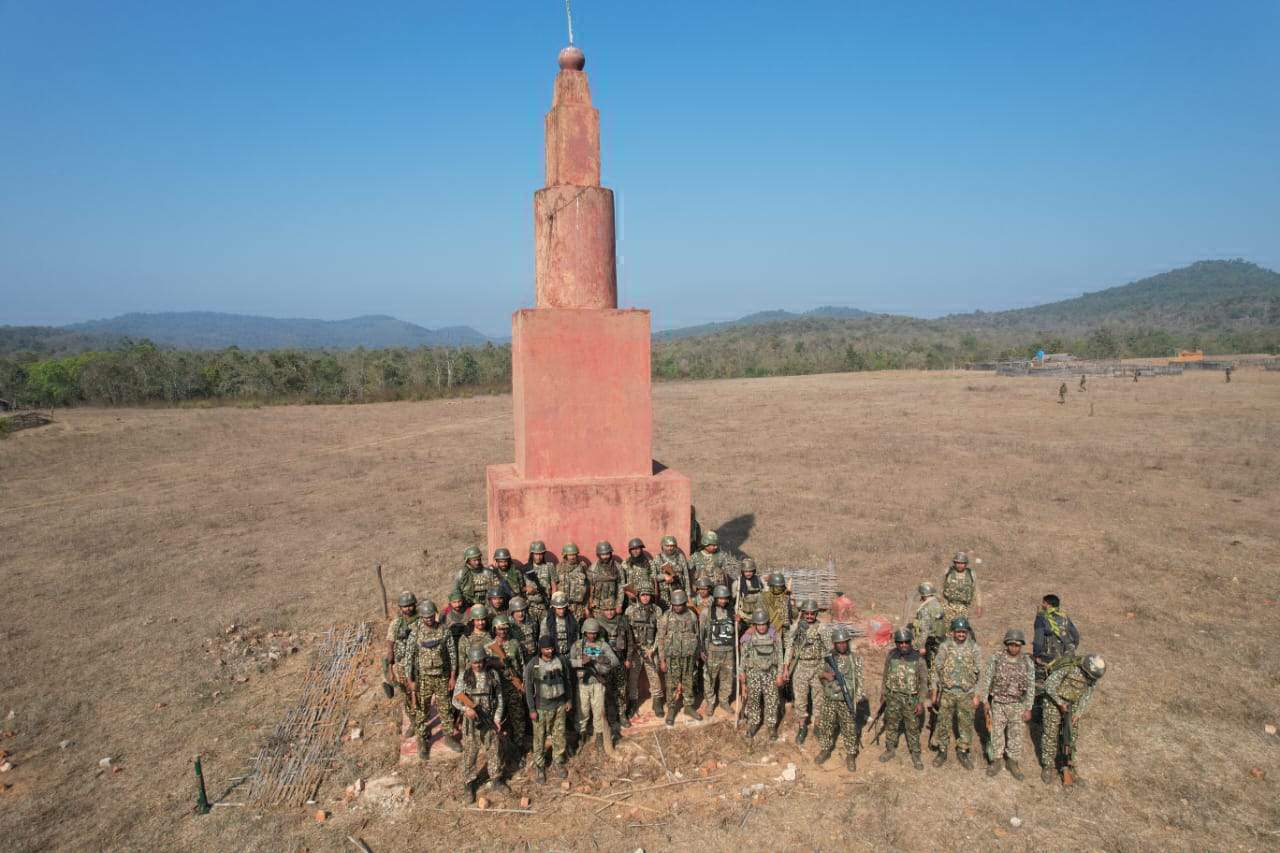 जवानों ने नक्सल स्मारक किया ध्वस्त