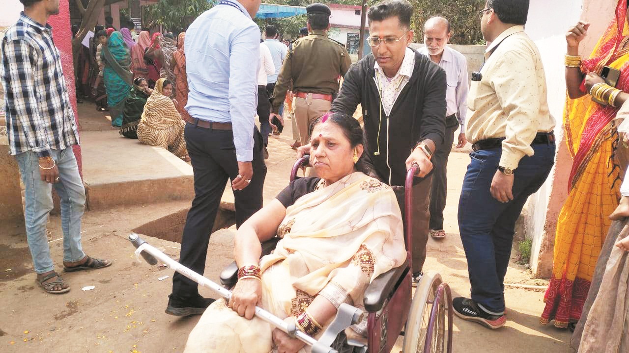 जिले में 83.50 फीसदी मतदान जिले में 83.50 फीसदी मतदान