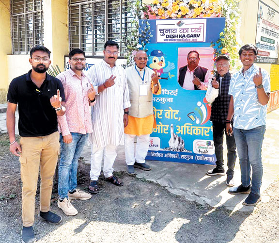 विधायक समेत भाजपा नेता पदाधिकारियों ने किया मतदान विधायक समेत भाजपा नेता पदाधिकारियों ने किया मतदान