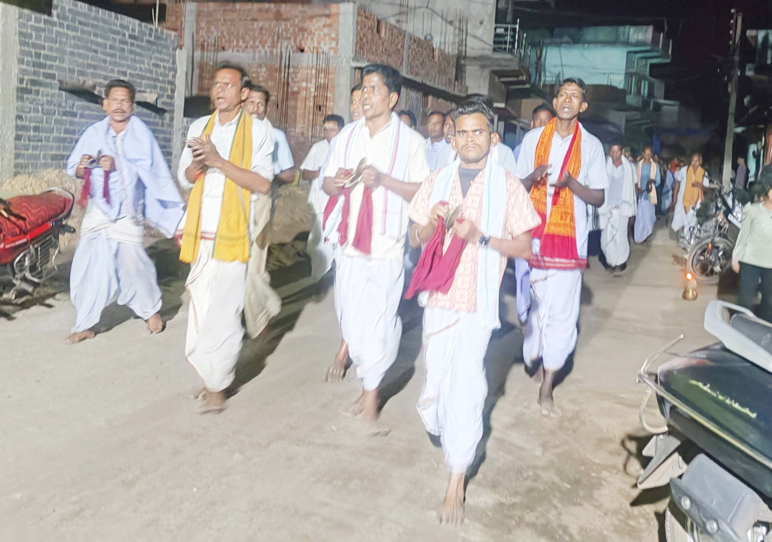 अष्ट प्रहरी हरि नाम यज्ञ के लिए निकली कलश यात्रा अष्ट प्रहरी हरि नाम यज्ञ के लिए निकली कलश यात्रा