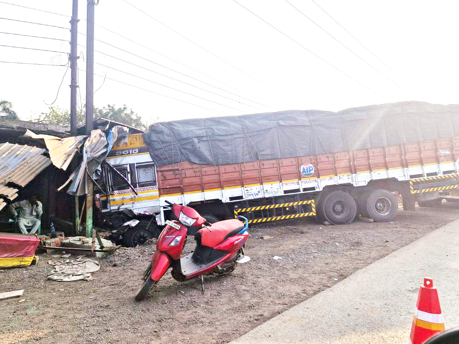 दरगाह काम्प्लेक्स के दुकान में घुसी ट्रक