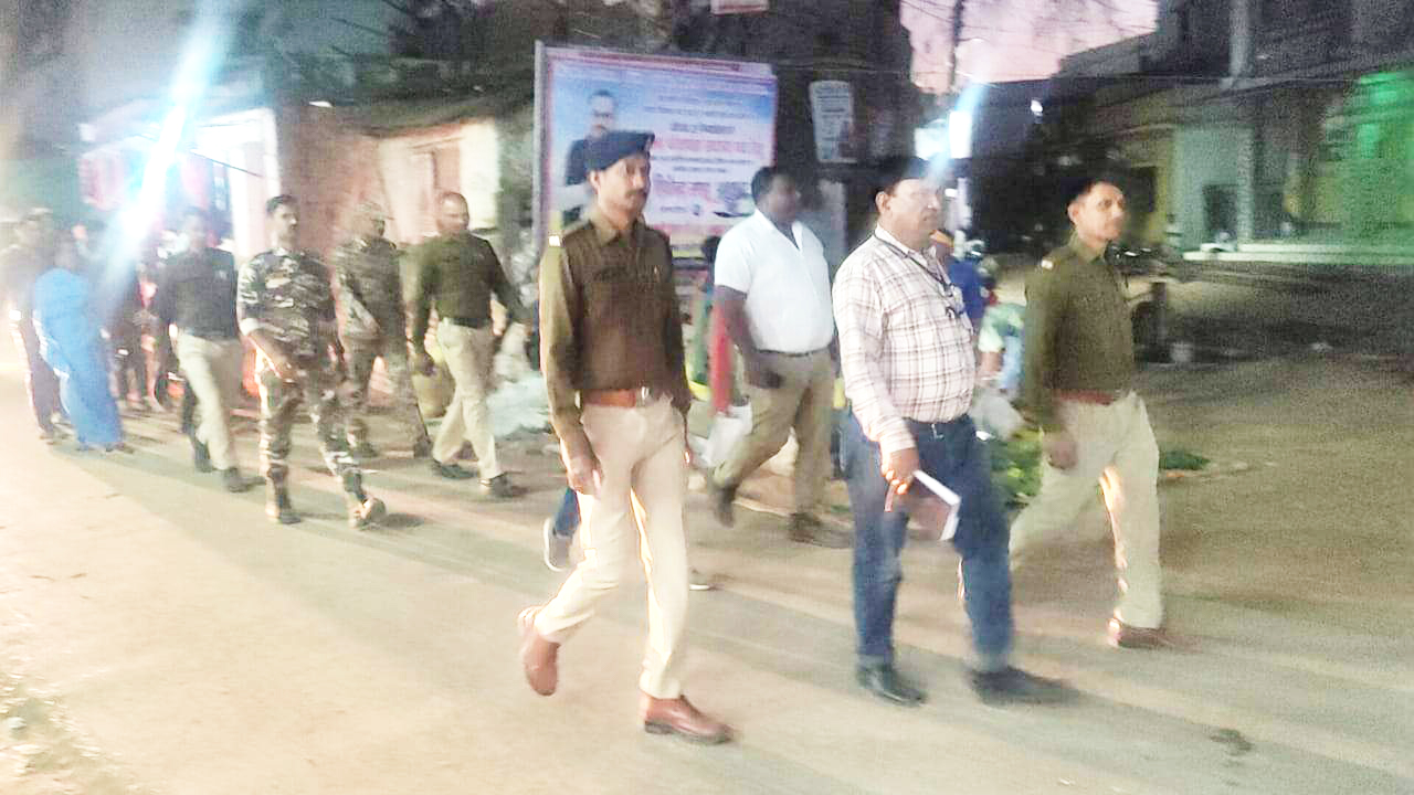 गैंदाटोला क्षेत्र में निकला फ्लैग मार्च