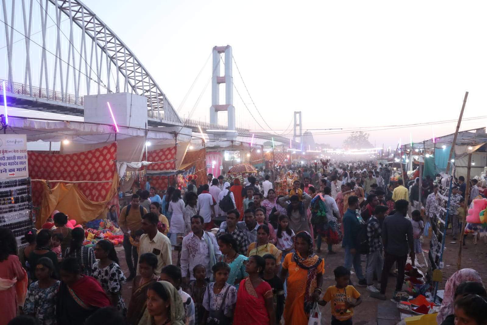 राजिम कुंभ कल्प के पांचवे दिन श्रद्धालुओं की रही भारी भीड़ राजिम कुंभ कल्प के पांचवे दिन श्रद्धालुओं की रही भारी भीड़