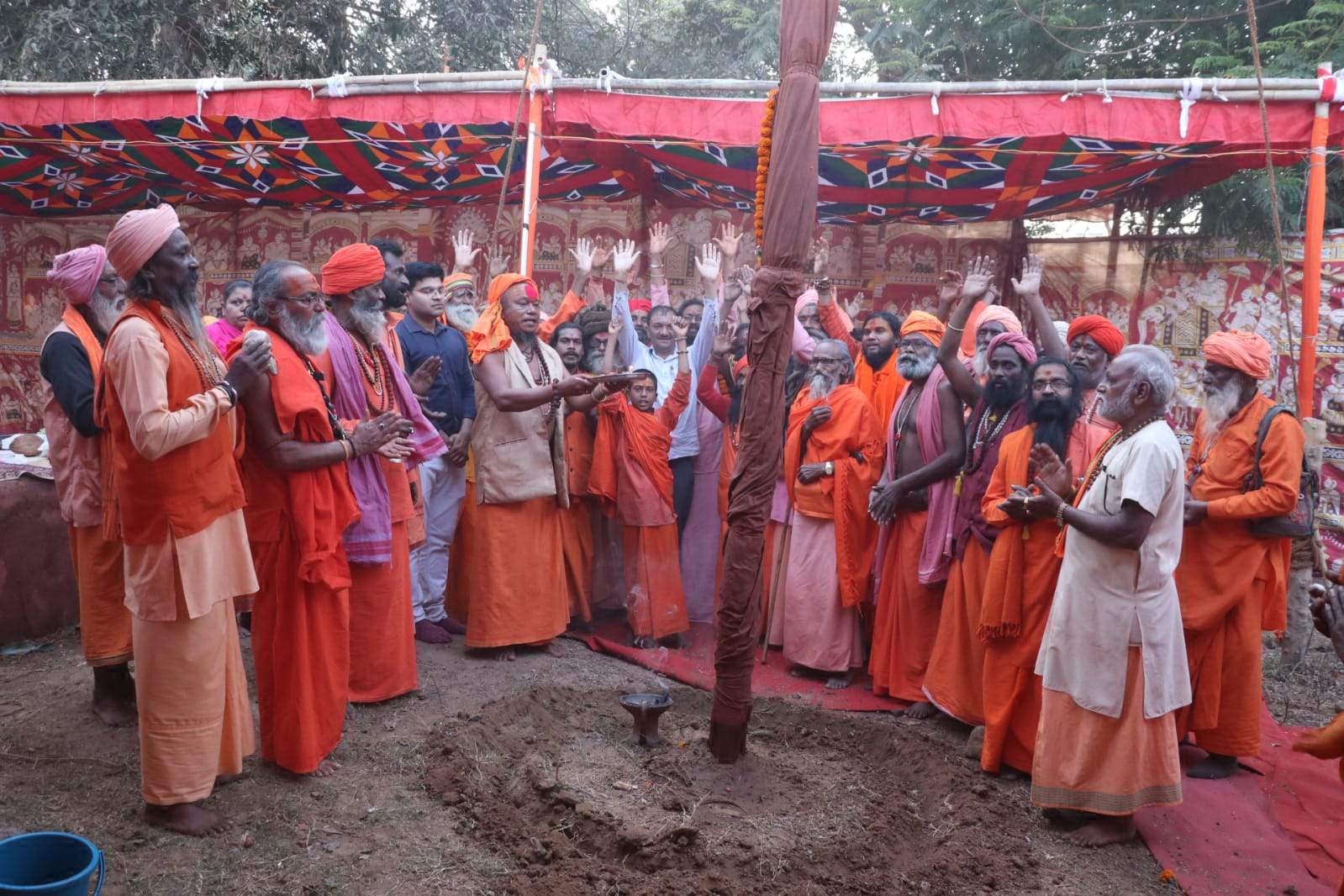 नागा साधु-संतों ने लोमश ऋषि आश्रम में फहराया धर्मध्वजा, इष्ट देवों को किया आमंत्रित नागा साधु-संतों ने लोमश ऋषि आश्रम में फहराया धर्मध्वजा, इष्ट देवों को किया आमंत्रित