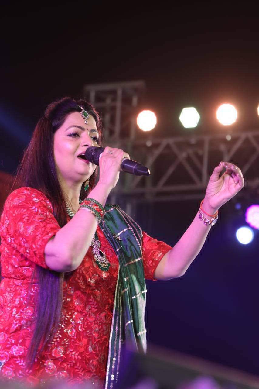 गायिका तृप्ति शाक्या ने चलो रे भक्तों राजिम कुंभ नहाने... जैसे भजन से मोहा मन गायिका तृप्ति शाक्या ने चलो रे भक्तों राजिम कुंभ नहाने... जैसे भजन से मोहा मन