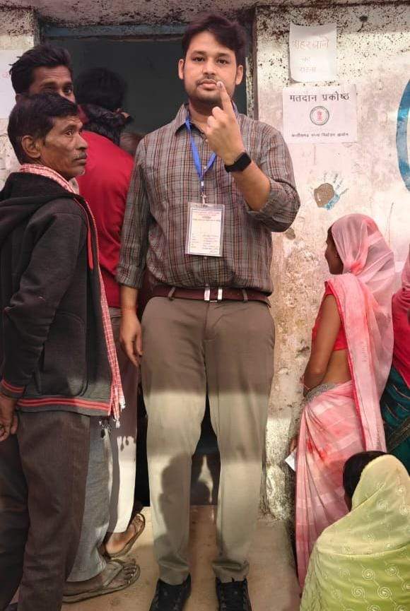 रिटर्निंग अफसर विवेक गोहिया ने डाला वोट रिटर्निंग अफसर विवेक गोहिया ने डाला वोट