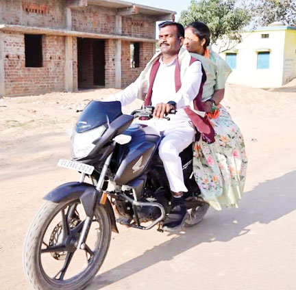 पति संग बाइक पर बैठ मतदान करने पहुंचीं कैबिनेट मंत्री लक्ष्मी राजवाड़े पति संग बाइक पर बैठ मतदान करने पहुंचीं कैबिनेट मंत्री लक्ष्मी राजवाड़े
