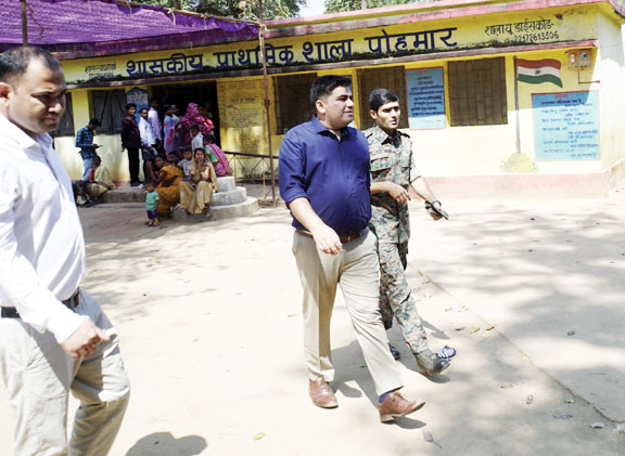 कलेक्टर-एसपी ने मर्दापाल क्षेत्र के मतदान केन्द्रों का किया निरीक्षण