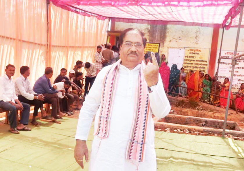 पूर्व जिपं अध्यक्ष ने गृह ग्राम खोल्हा में किया मतदान पूर्व जिपं अध्यक्ष ने गृह ग्राम खोल्हा में किया मतदान