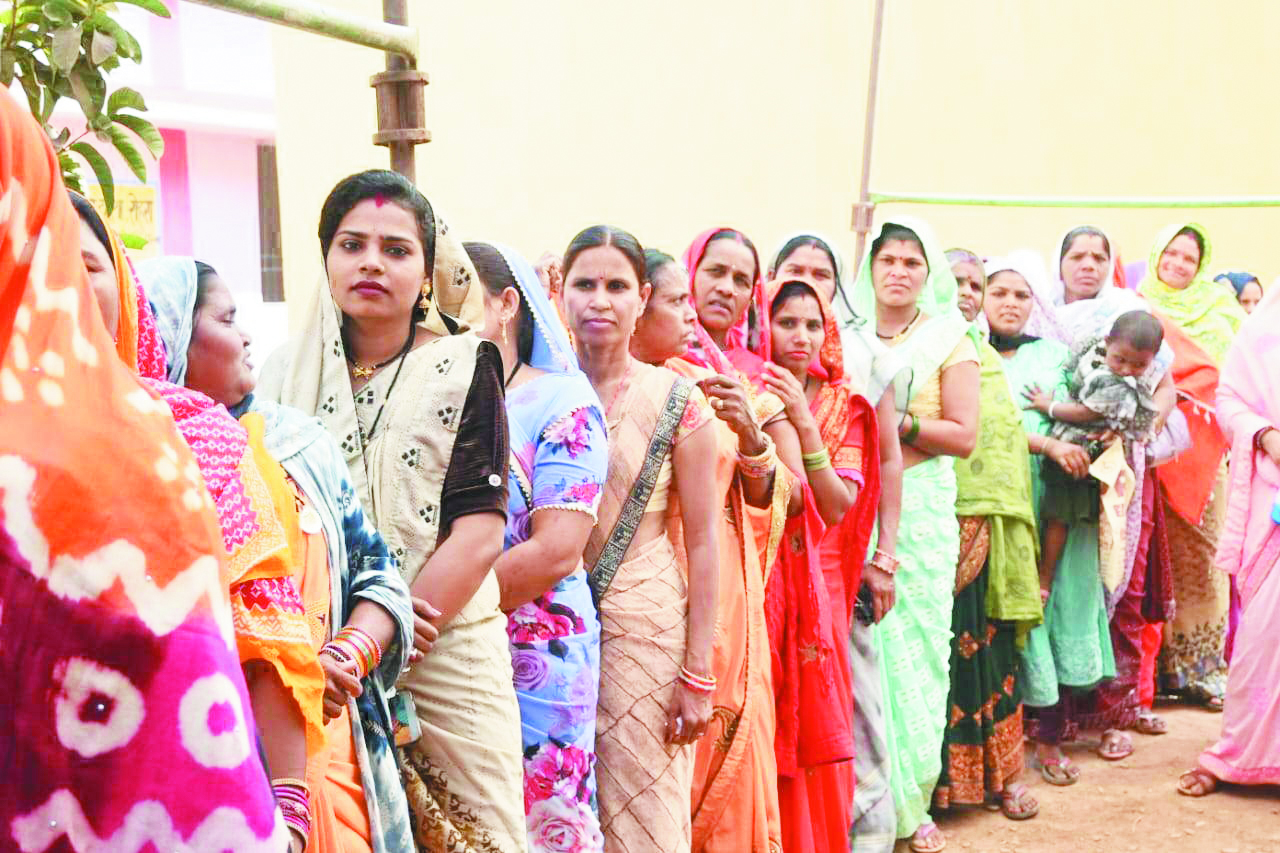 अपना प्रतिनिधि चुनने ग्रामीणों ने दिखाया उत्साह अपना प्रतिनिधि चुनने ग्रामीणों ने दिखाया उत्साह