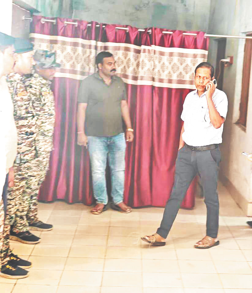 कलेक्टर ने मतदान केंद्रों का लिया जायजा