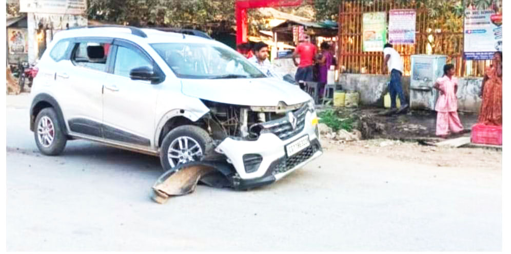 कार-पिकअप में भिड़ंत