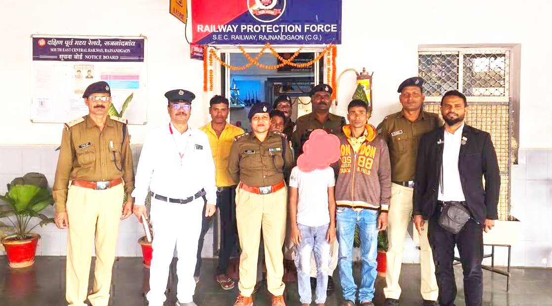 रोते बालक को आरपीएफ ने परिजनों को सौंपा