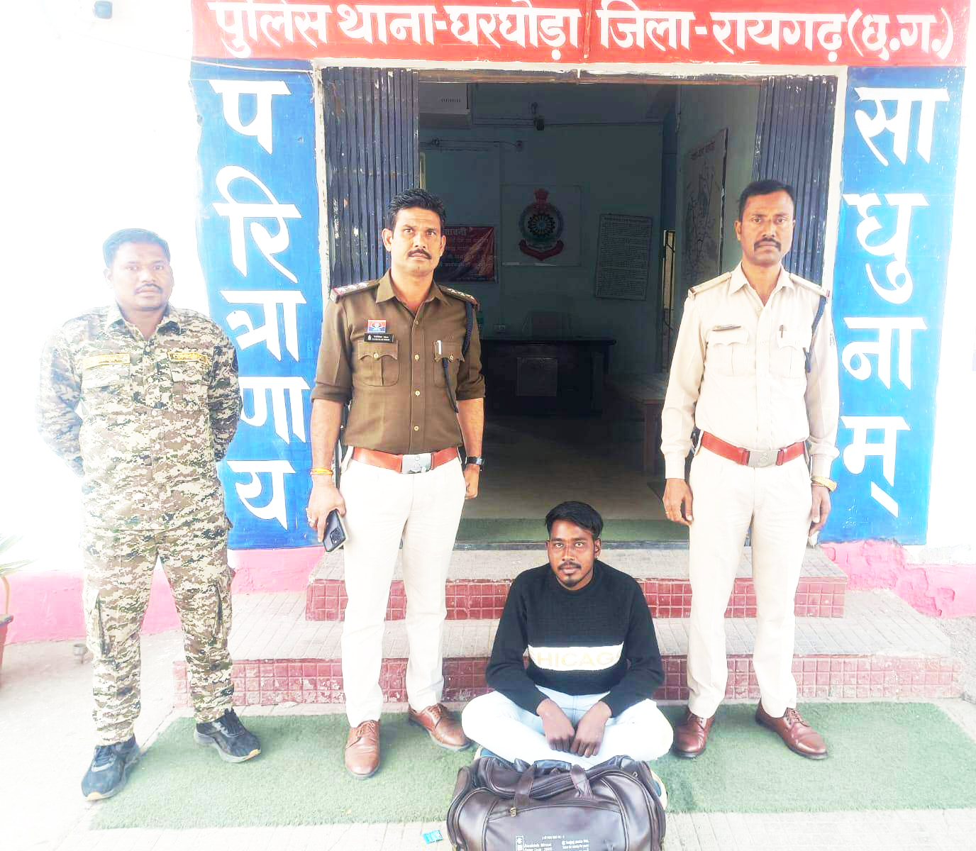 प्रतिबंधित नशीली कफ सिरप बेचते आरोपी युवक गिरफ्तार प्रतिबंधित नशीली कफ सिरप बेचते आरोपी युवक गिरफ्तार