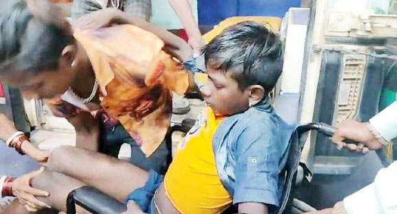 पेड़ से गिरा, नाबालिग जख्मी