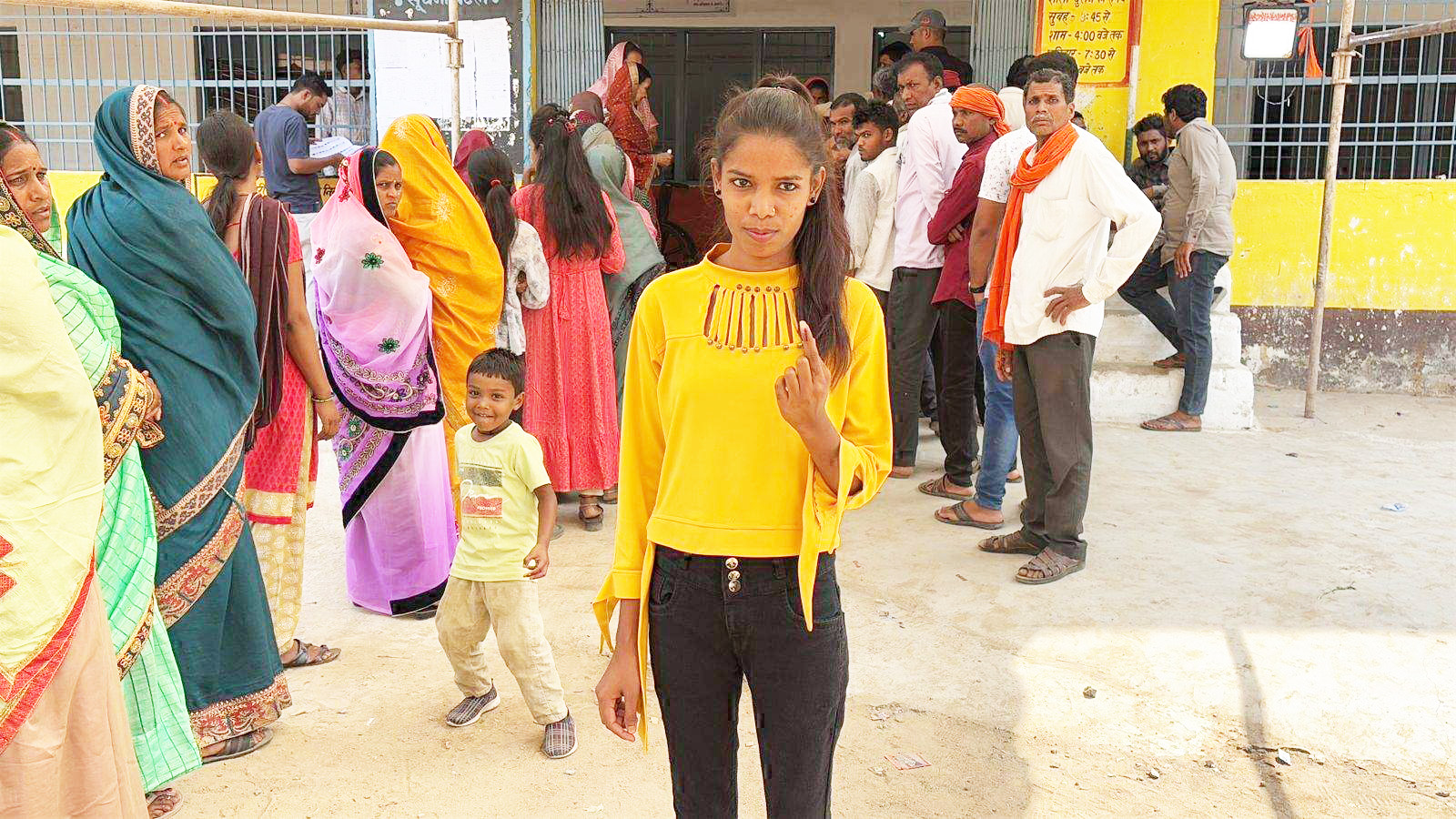 लक्ष्मी बंजारे ने पहली बार किया मतदान लक्ष्मी बंजारे ने पहली बार किया मतदान