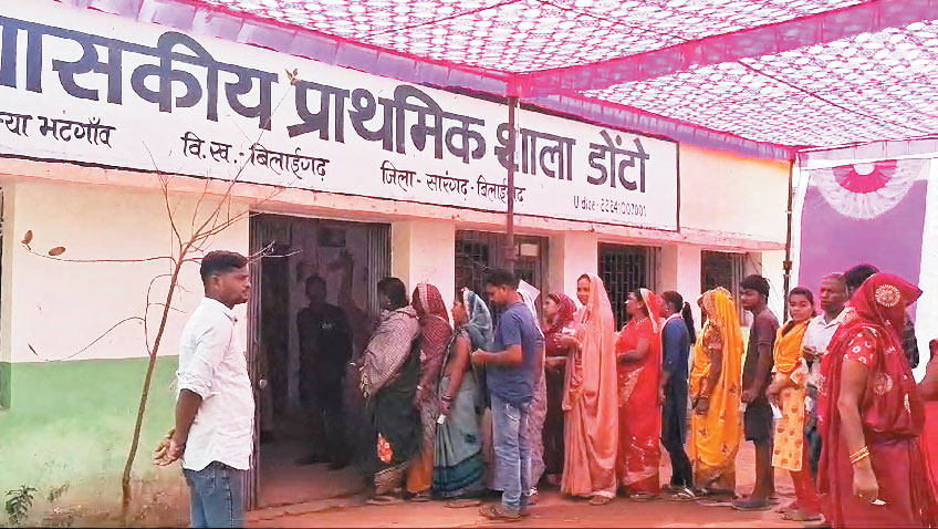 मतदाताओं में उत्साह, लंबी कतारें