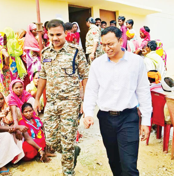 कलेक्टर-एसपी ने किया किन्दरवाड़ा, मेखावाया मतदान केंद्र का निरीक्षण