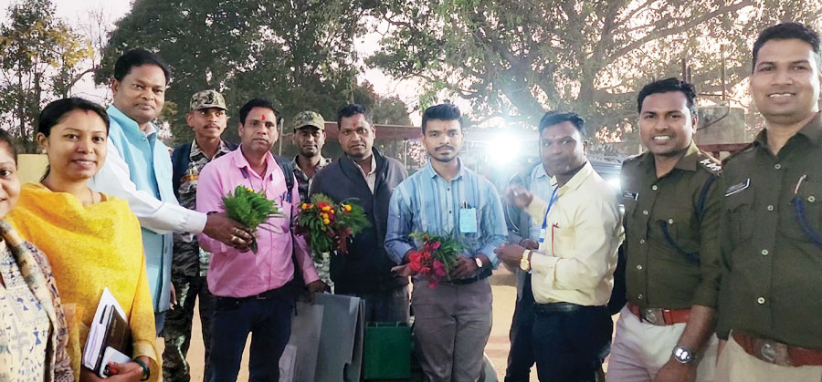 जनपद पंचायत माकड़ी में पहले मतदान दल की वापसी