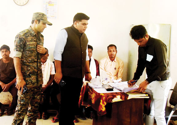 कलेक्टर-एसपी ने मतदान केंद्रों का किया निरीक्षण