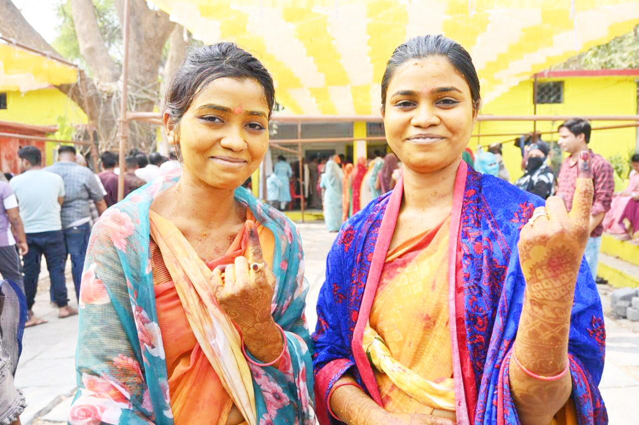 हल्दी लगे हाथों संग बहनों ने निभाया कर्तव्य, गृहस्थ जीवन में प्रवेश से पहले किया मतदान