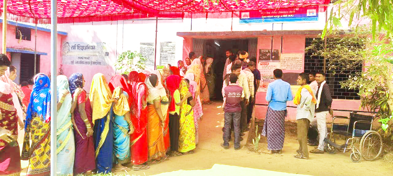 त्रि-स्तरीय पंचायत चुनाव : मोहला विखं में उत्साहपूर्वक मतदान संपन्न