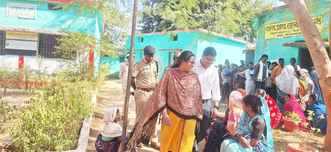 कलेक्टर-एसपी ने किया मतदान केंद्रों का निरीक्षण 
