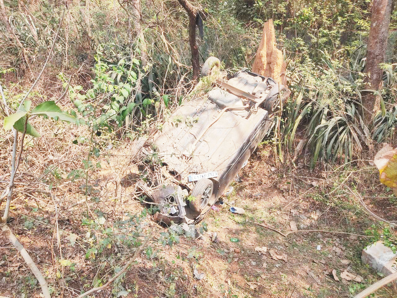 माइल स्टोन से टकराई तेज रफ्तार कार पलटी