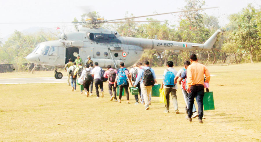 नक्सल प्रभावित क्षेत्रों में हेलीकॉप्टर से मतदान दल रवाना