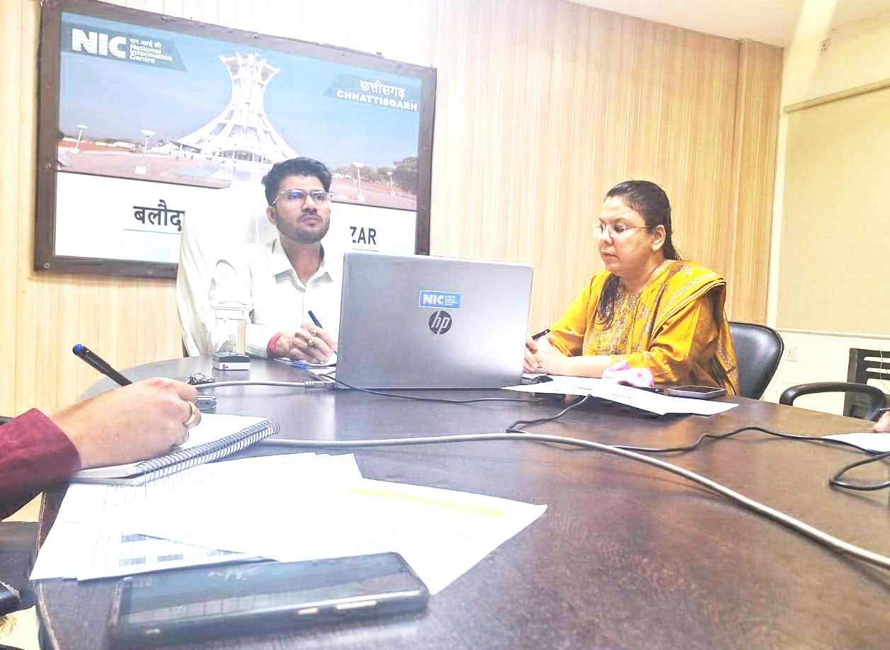 कलेक्टर ने की पीएम आवास योजना की समीक्षा