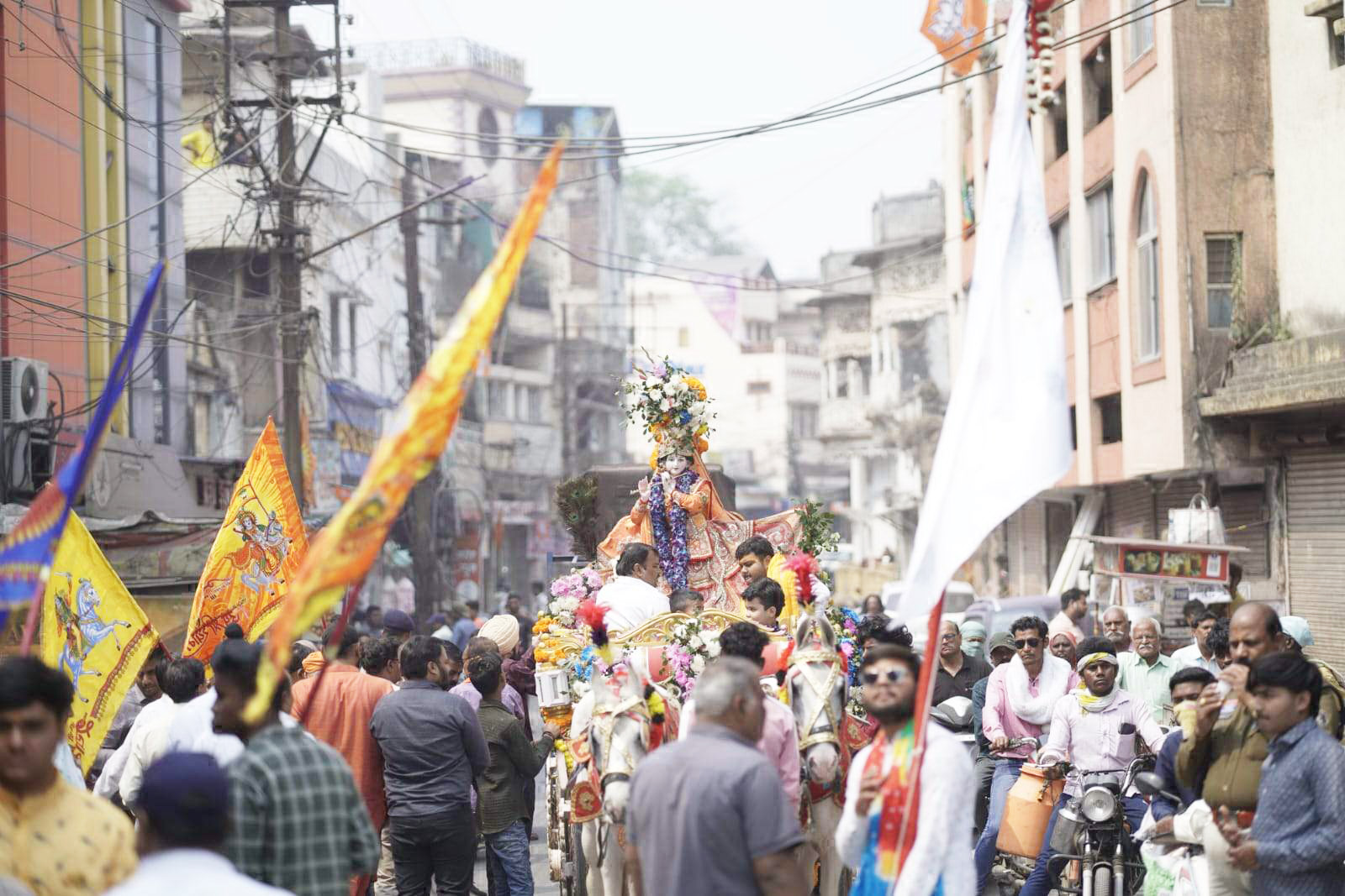 बाजे-गाजे के साथ निकली बाबा श्याम की निशान यात्रा बाजे-गाजे के साथ निकली बाबा श्याम की निशान यात्रा