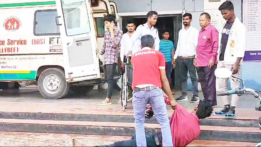 नशे में धुत युवक बाइक से गिरा, अस्पताल पहुंच किया हंगामा