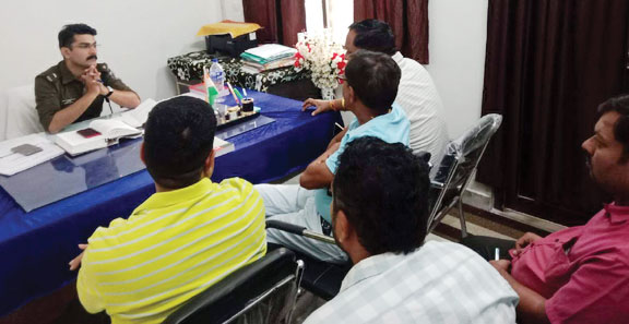 नए टीआई ने यातायात समस्या पर कारोबारियों की ली बैठक नए टीआई ने यातायात समस्या पर कारोबारियों की ली बैठक