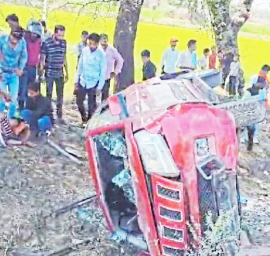 स्कूटी सवार को बचाते चार पहिया वाहन पलटा, आठ गंभीर 