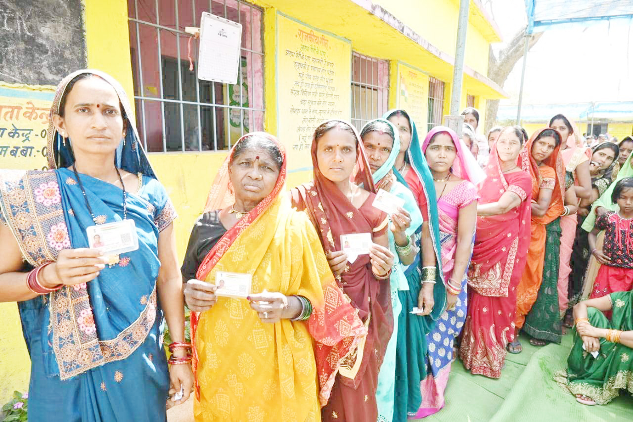 उत्साह के साथ मतदान, लंबी कतारें 