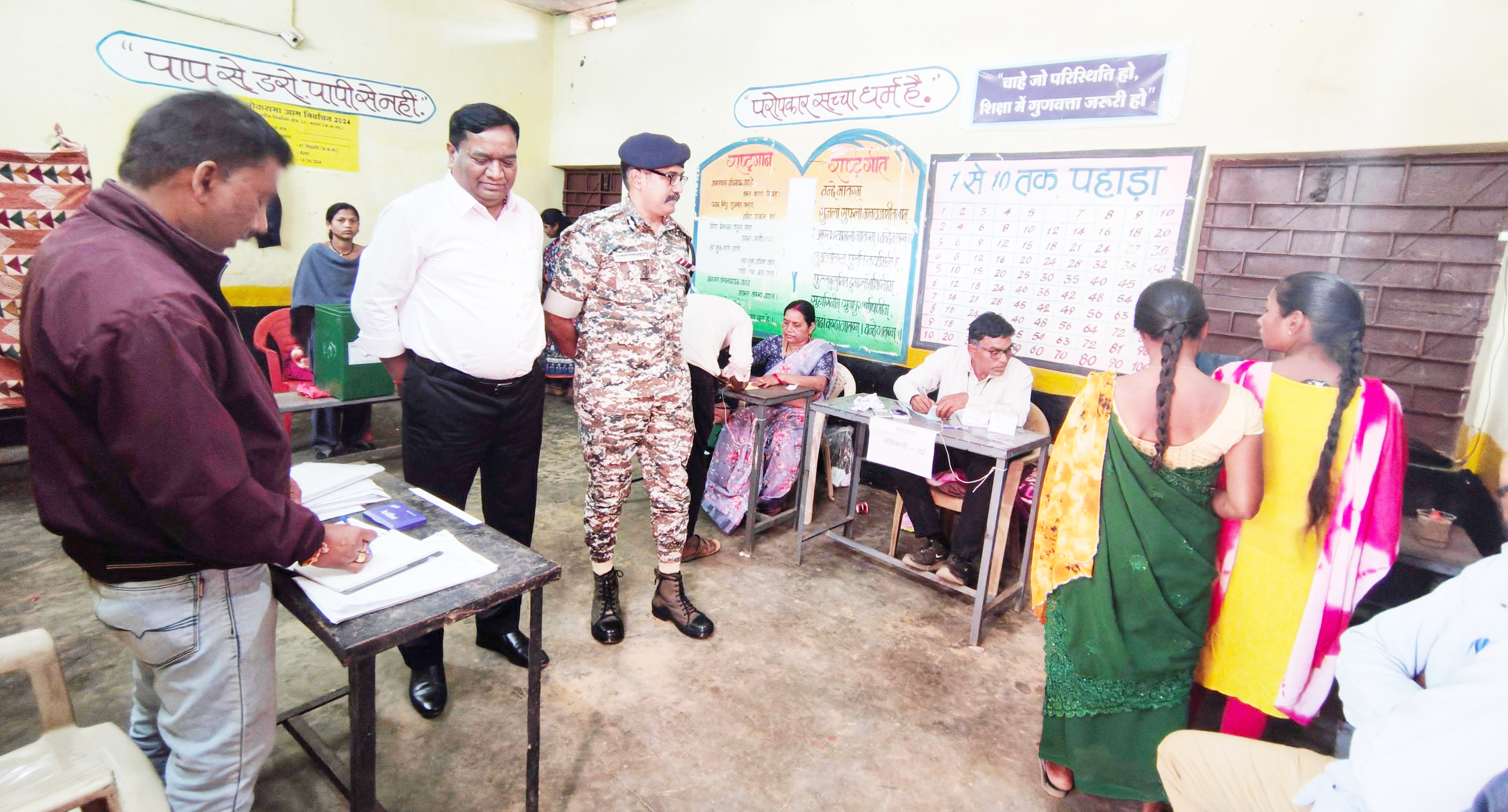 मतदान केंद्र का वरिष्ठ अफसरों ने किया निरीक्षण